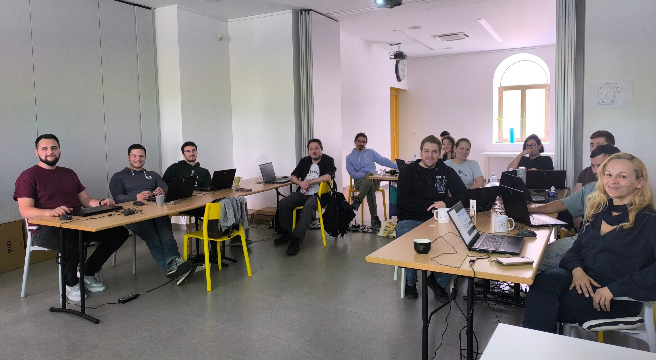 Sudionici Bootcamp IT programa tijekom prezentacije na kojoj smo predstavili kako izgleda rad u IT tvrtki i razvoj softverskih rješenja u praksi. Interaktivno predavanje pobudilo je velik interes i niz konkretnih pitanja vezanih uz karijerni put u IT sektoru